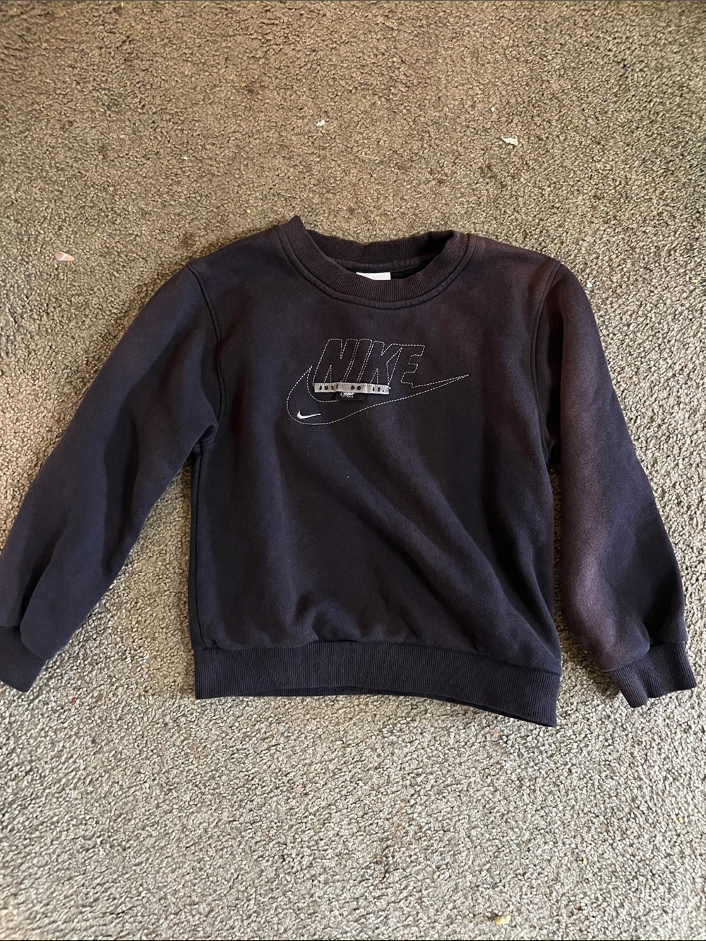 Nike Boys 6-7 Black Pullover Sweatshirt with Embroidered Swoosh